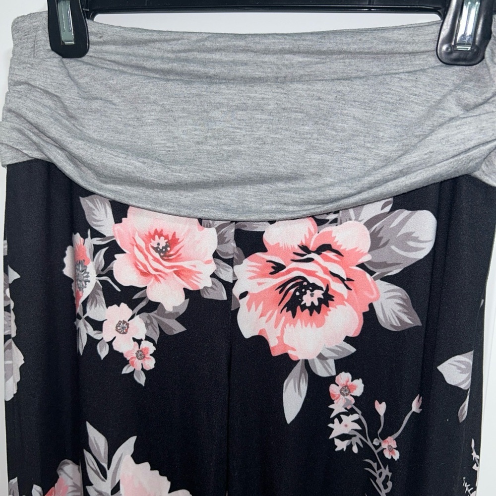 Gracyoga, Black and Pink Floral Wide Leg Yoga Pants Medium - Picture 2 of 5